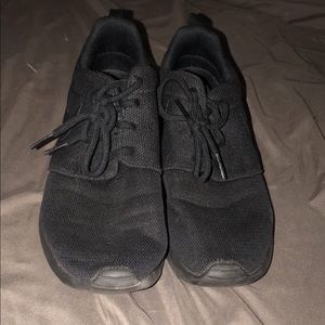 Black nike roshes